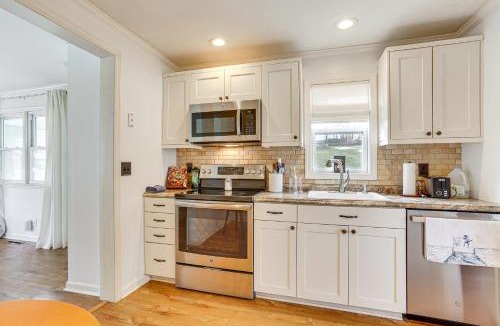 Hopatcong House | Walk to Lake Hopatcong: Vibrant Home w/Deck!
