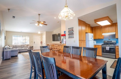 Lakehead House | Walk to Lake/Marina, Game Rm, Hot Tub, 10 Guests - Shasta Lakeshore Retreat #12
