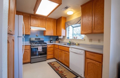 Lakehead House | Walk to Lake/Marina, Game Rm, Hot Tub, 10 Guests - Shasta Lakeshore Retreat #12