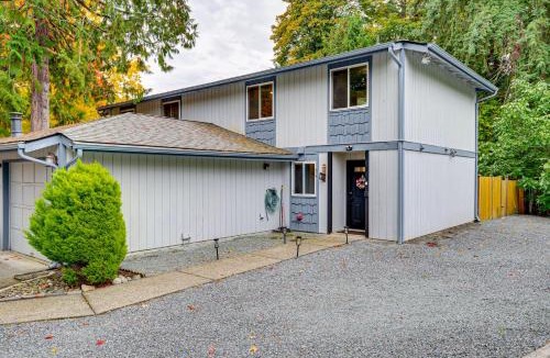 West Lake Stevens House | Walk to Lake Stevens Duplex with Fire Pit!