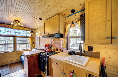 Lakeway Apartment | Walk to Lake Travis: Austin Tiny Home w/Hot Tub!