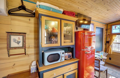 Lakeway Apartment | Walk to Lake Travis: Austin Tiny Home w/Hot Tub!
