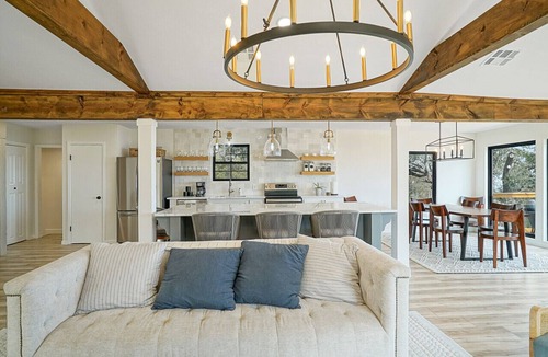 Clifton House | Walk to Lake Whitney~Fire Pit~BBQ Grill~King Bed