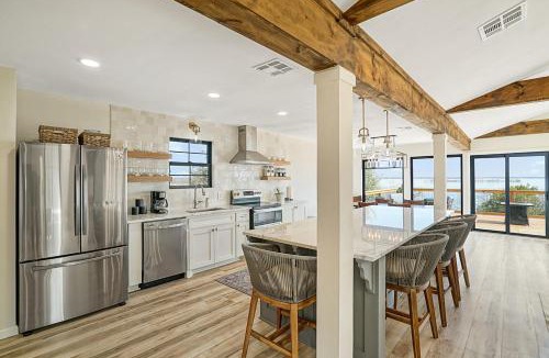 Clifton House | Walk to Lake Whitney Fire Pit BBQ Grill King Bed