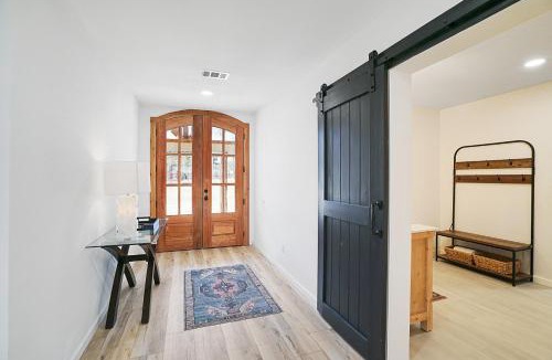 Clifton House | Walk to Lake Whitney Fire Pit BBQ Grill King Bed