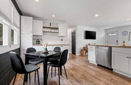 Ashwaubenon House | Walk-to-Lambeau Tailgate House