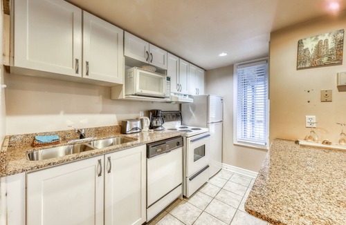 Craigleith Condo | Walk to lift/shuttle Cozy condo w/shared pool, tennis - dogs OK