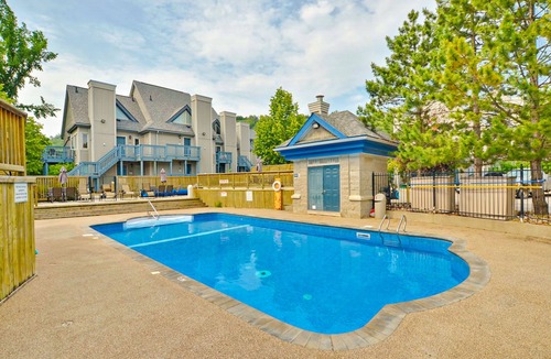 Craigleith Condo | Walk to lift/shuttle Cozy condo w/shared pool, tennis - dogs OK