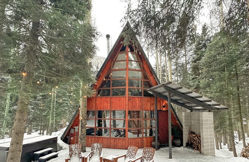Taos Ski Valley House | Walk to Lifts and Ski Village with Private Hot Tub