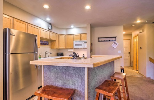 Four O'Clock House | Walk to Lifts! Chimney Ridge Townhome w/Hot Tub