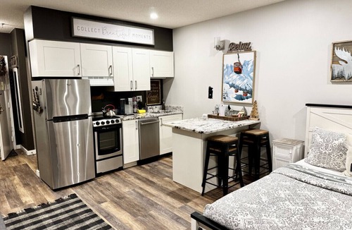 Lincoln Condo | Walk to Loon! Most Reviewed Studio Pool, Hot Tub & Granite Kitchen