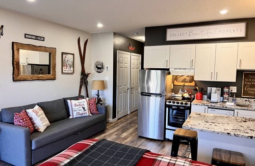 Lincoln Condo | Walk to Loon! Most Reviewed Studio Pool, Hot Tub & Granite Kitchen