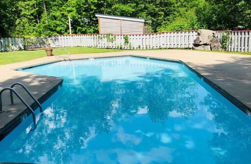 Lincoln Condo | Walk to Loon! Most Reviewed Studio Pool, Hot Tub & Granite Kitchen