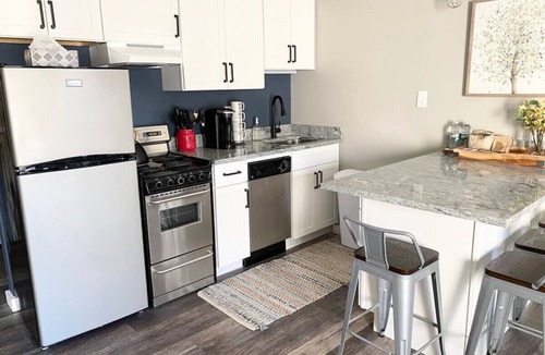 Lincoln Condo | Walk to Loon! Top 5% Rated 1BR Condo | Sleeps 6 | Pool, Hot Tub & Kitchen