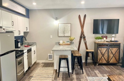 Lincoln Condo | Walk to Loon! Top 5% Rated 1BR Condo | Sleeps 6 | Pool, Hot Tub & Kitchen