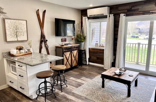 Lincoln Condo | Walk to Loon! Top 5% Rated 1BR Condo | Sleeps 6 | Pool, Hot Tub & Kitchen