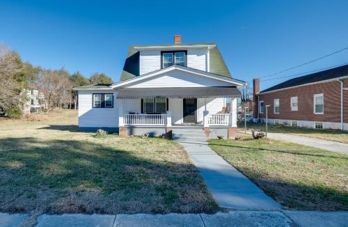 Radford House | Walk to Main St & Campus! Dtwn Radford Home