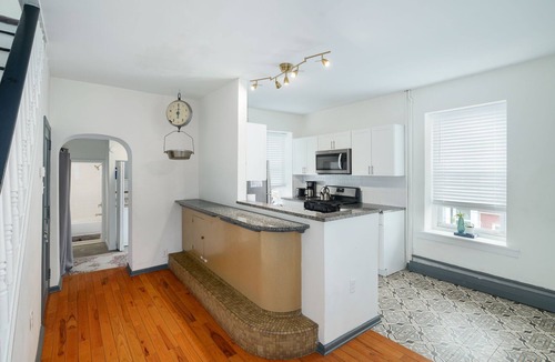 Roxborough-Manayunk Apartment | Walk to Main St! Spacious 2BR Bi-Level Sleeps 8