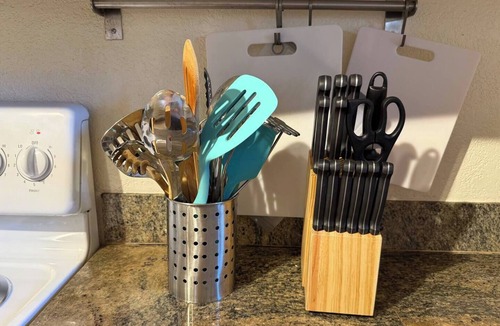 Factoria Condo | Walk to Mall 1BR/1BA + King Bed + Pro WFH Setup