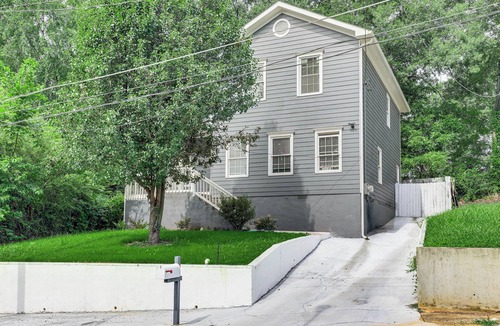 Atlanta University Center Cottage | Walk to Mercedes-benz! Centrally Located ATL Base