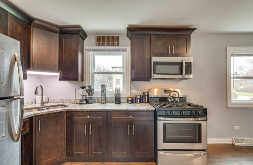 Blue Island Apartment | Walk to Metra: Pet-Friendly Blue Island Apt