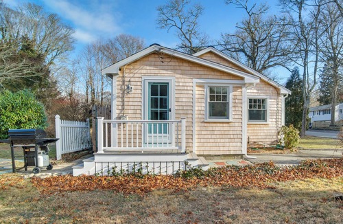 Monument Beach Cottage | Walk to Monument Beach: Cape Cod Cottage w/Grill