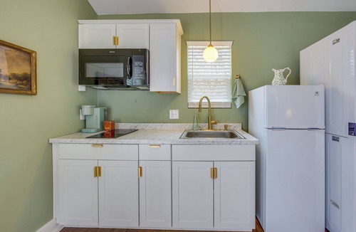 Jefferson Cottage | Walk to Museums: Art Deco Cottage in Jefferson