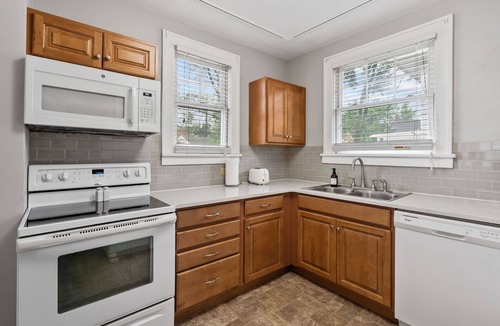 Harters Heights House | Walk to ND and Eddy Street, ProCleaned * Comfy * Updated