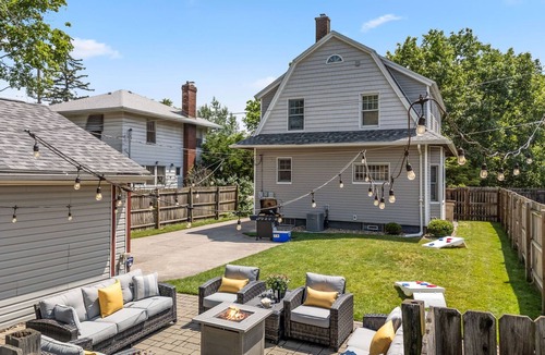Harters Heights House | Walk to ND and Eddy Street, ProCleaned * Comfy * Updated