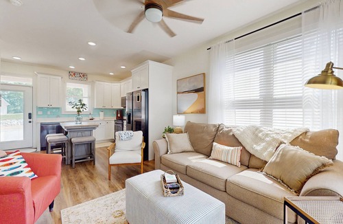 La Follette Cottage | Walk to Norris Lake, Pool Access! 'Sunshine Shack'