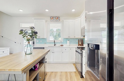 La Follette Cottage | Walk to Norris Lake, Pool Access! 'Sunshine Shack'