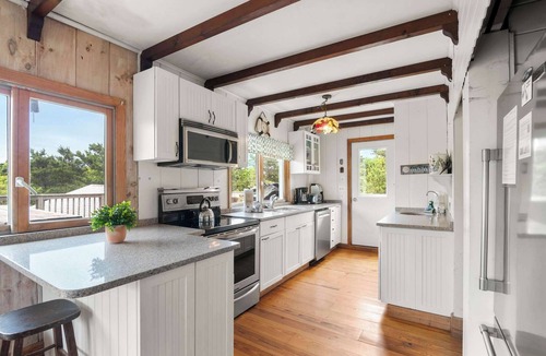 South Wellfleet House | Walk to Oceanside Beach!