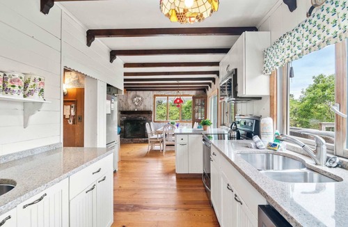 South Wellfleet House | Walk to Oceanside Beach!