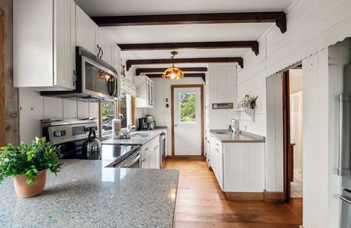 South Wellfleet House | Walk to Oceanside Beach!