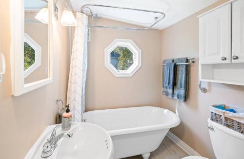 Historic Old Town House | Walk to Old Town | Cottage 3 ppl Top 10% | Parking