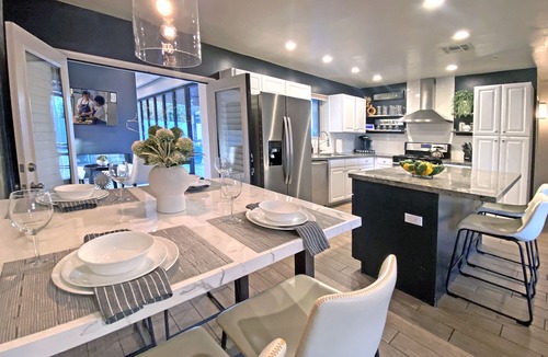Arcadia House | Walk to Old Town ✴ 2 Masters ✴ Heated Pool & Spa