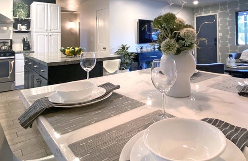 Arcadia House | Walk to Old Town ✴ 2 Masters ✴ Heated Pool & Spa