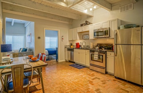 West Old Town Apartment | Walk to Old Town -2BR 2BA, bottom floor