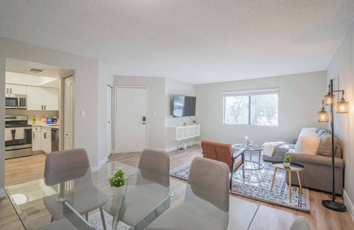 Cox Heights Apartment | Walk to Old Town: Gym, Pool, W/D, Pkg & Balcony