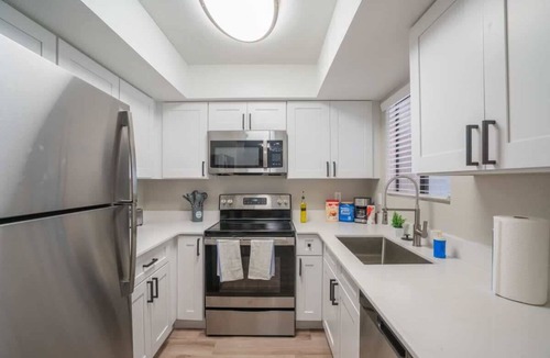 Cox Heights Apartment | Walk to Old Town: Gym, Pool, W/D, Pkg & Balcony