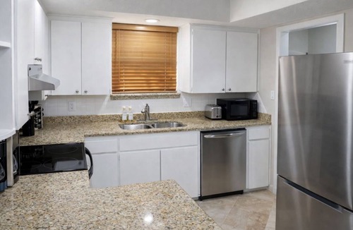 Norman House | Walk to OU Stadium Hot Tub Backyard Retreat Sleeps 8