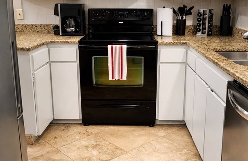 Norman House | Walk to OU Stadium Hot Tub Backyard Retreat Sleeps 8