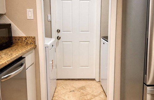 Norman House | Walk to OU Stadium Hot Tub Backyard Retreat Sleeps 8
