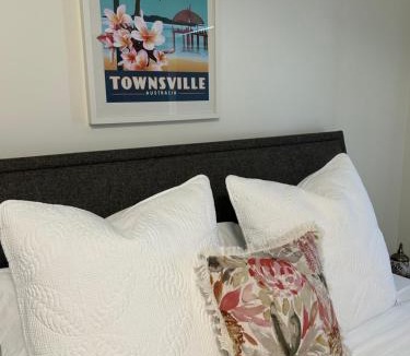 South Townsville Bed & Breakfast | Walk to Palmer B&B - U21