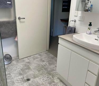 South Townsville Bed & Breakfast | Walk to Palmer B&B - U21