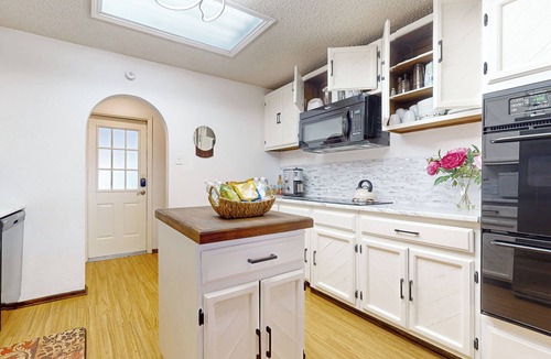 Bonanza House | Walk to Park! Family-Friendly Laredo Home w/Yard