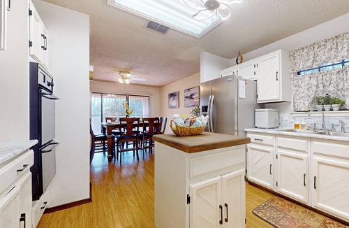 Bonanza House | Walk to Park! Family-Friendly Laredo Home w/Yard