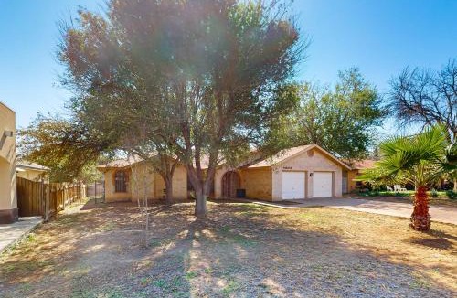 Bonanza House | Walk to Park! Family-Friendly Laredo Home w/Yard