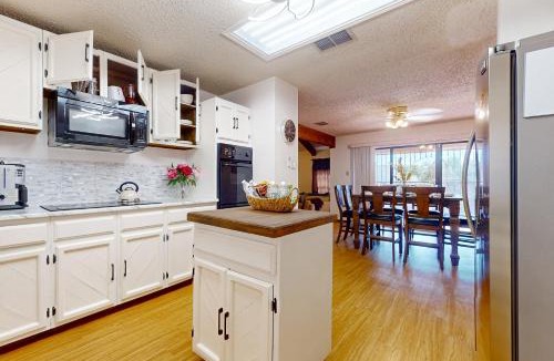 Bonanza House | Walk to Park! Family-Friendly Laredo Home w/Yard