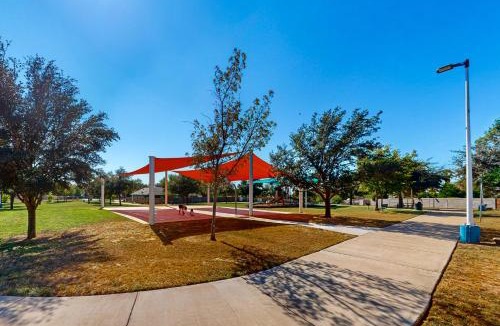 Bonanza House | Walk to Park! Family-Friendly Laredo Home w/Yard